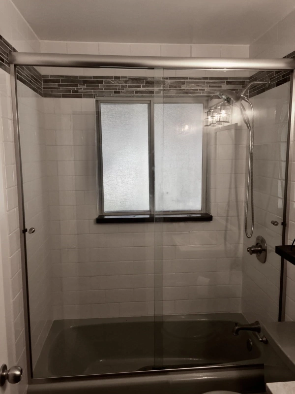 Tenth example of a semi-frameless shower door.